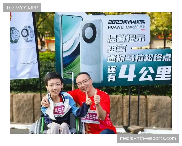 马拉松途中冷风太大，选手用号码布当围脖，终点照片意外变时尚大片